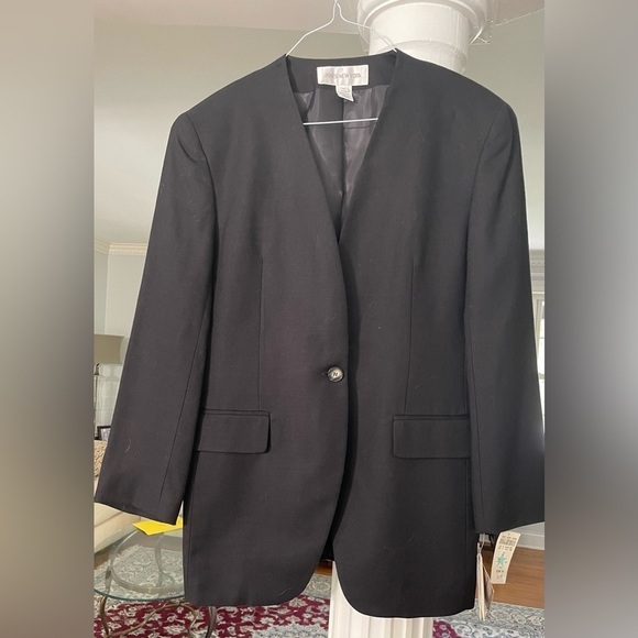 Jones New York Jackets & Blazers - Jones New York women’s black Jacket size 14 . 100% Rayon. One button .